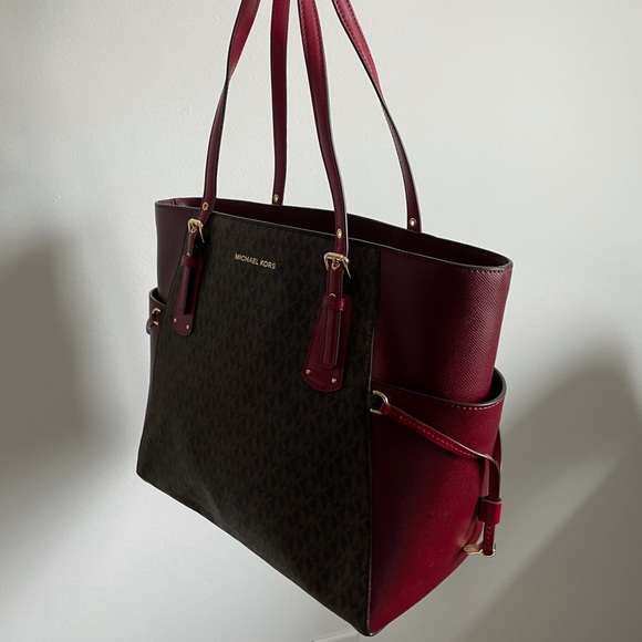 MICHAEL KORS
Voyager Medium Logo Tote Bag - Picture 2 of 7